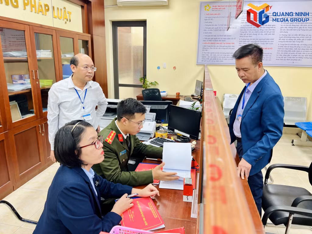 Cán bộ Phòng An ninh chính trị nội bộ (Công an tỉnh) kiểm tra công tác bảo vệ bí mật nhà nước tại UBND phường Bãi Cháy.