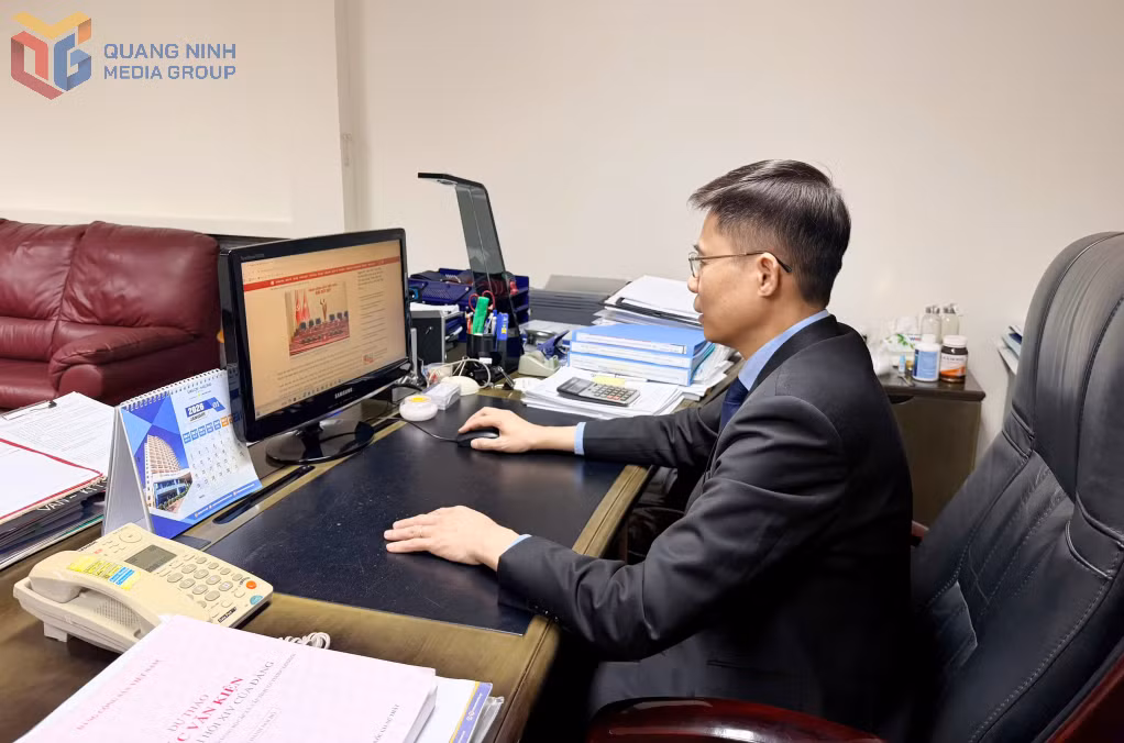 Ông Nguyễn Thái Hưng, Bí thư Đảng uỷ, Tổng Giám đốc Công ty CP Du lịch Khách sạn Sài Gòn Hạ Long theo dõi thông tin về Đại hội.
