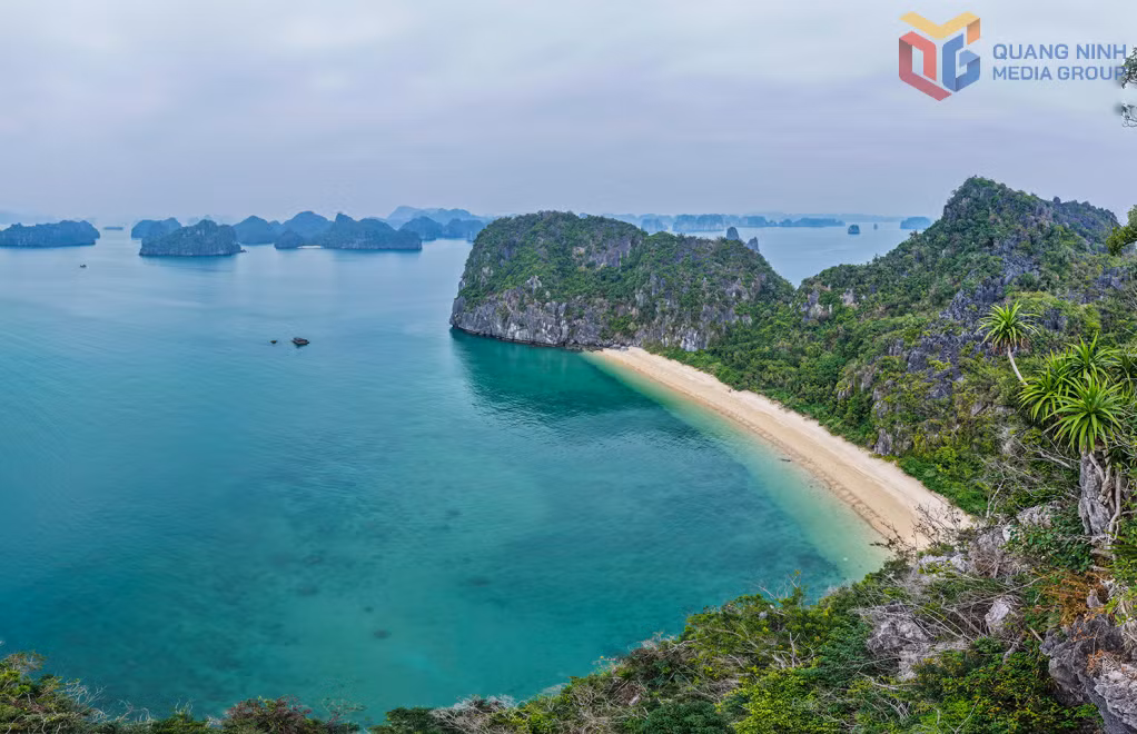 Dưới chân các dãy núi đá là những bãi cát tự nhiên hoang sơ, nổi bật là bãi cát trắng lưỡi liềm thuộc khu vực Ba Cát.