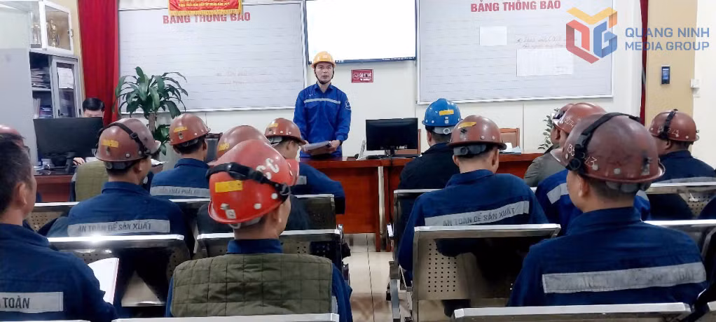 Bí thư Chi bộ, Quản đốc Phân xưởng Đào lò 3 Nguyễn Ngọc Toản trực tiếp điều hành giao ca sản xuất.