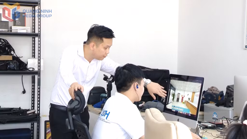 Cán bộ Công ty CP Giải pháp công nghệ số ATH (Quảng Ninh) nghiên cứu các phần mềm chuyển đổi số.
