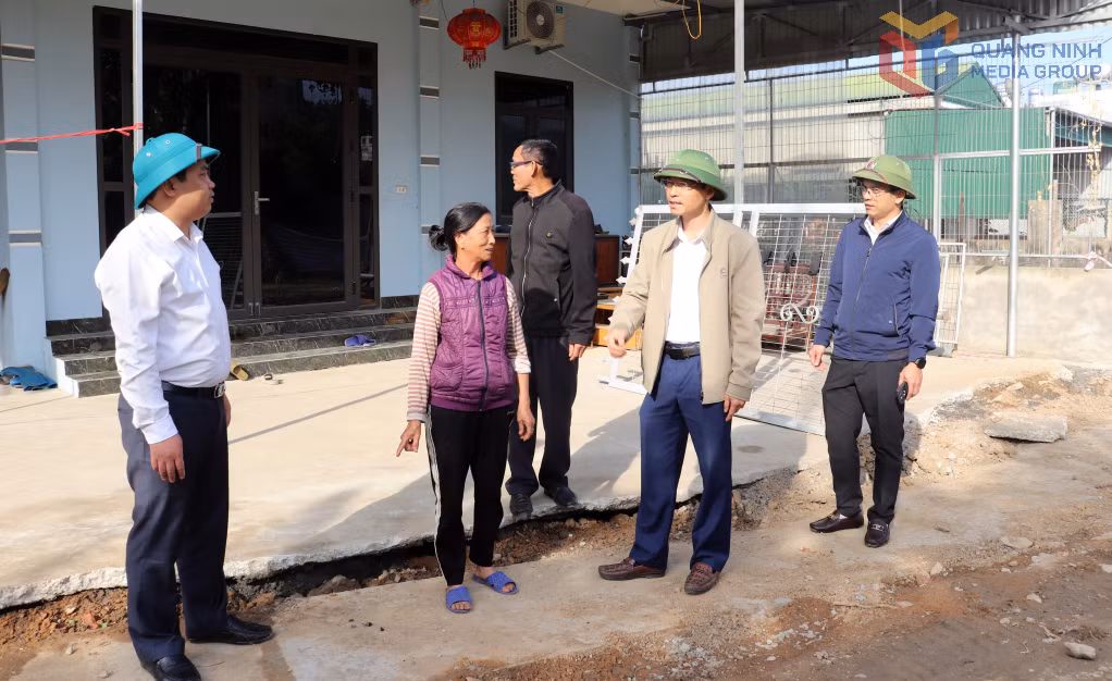 Lãnh đạo phường Vàng Danh trò chuyện cùng các hộ dân tình nguyện hiến đất làm đường dân sinh khu Bắc Sơn 4.