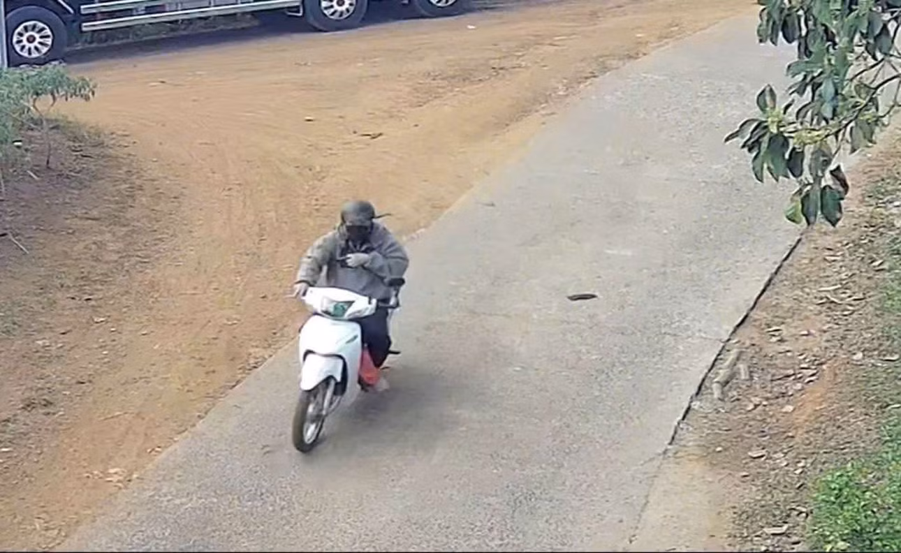 Đối tượng trên đường trốn chạy sau khi thực hiện vụ cướp tiệm vàng táo tợn. Ảnh: Công an Nhân Cơ cung cấp