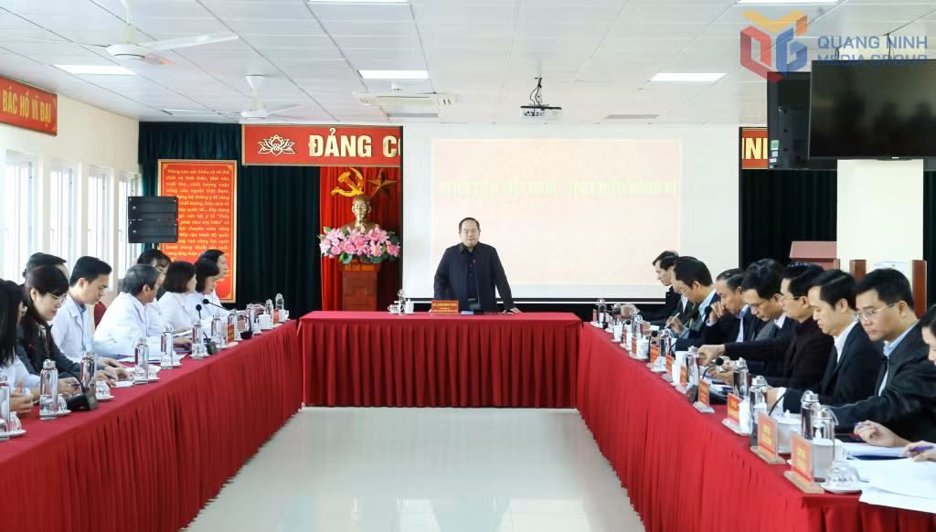 Đồng chí Quản Minh Cường, Bí thư Tỉnh ủy, Trưởng Đoàn ĐBQH tỉnh làm việc với Bệnh viện Việt Nam - Thụy Điển.