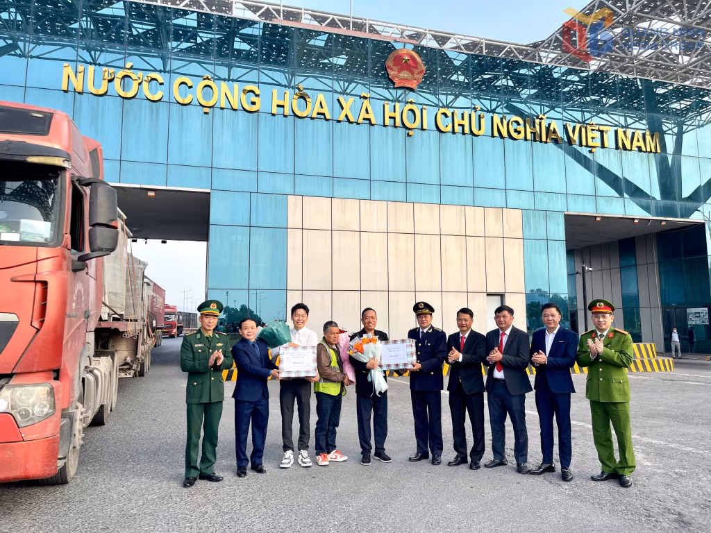 Lãnh đạo Chi cục Hải quan khu vực VIII, lãnh đạo phường Móng Cái 1 và các ngành chức năng cửa khẩu chúc mừng doanh nghiệp có lô hàng nhập khẩu qua khu vực cửa khẩu Bắc Luân 2 trong ngày 1/1/2026.