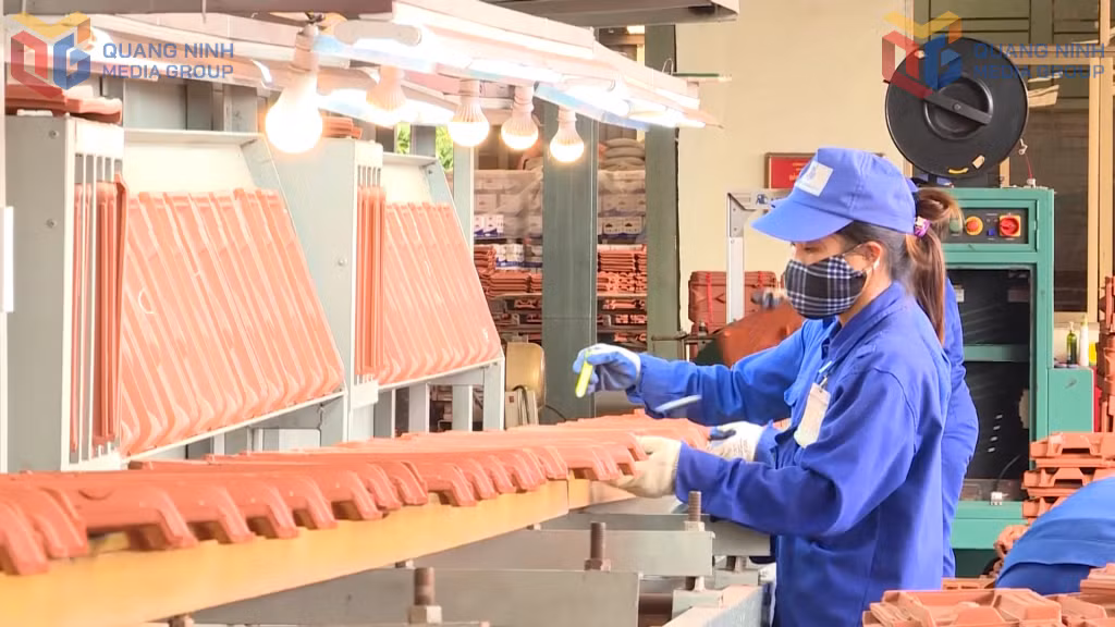 Tổ hợp Công ty Cổ phần Gốm Đất Việt (phường Bình Khê) thi đua sáng tạo, làm chủ công nghệ, nâng cao năng suất, chất lượng sản phẩm. Ảnh: Lê Nam