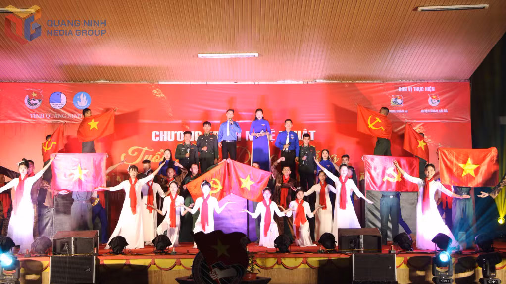 Các cán bộ, chiến sĩ và đoàn viên thanh niên biểu diễn nghệ thuật tại chương trình Tuổi trẻ với mùa xuân biên giới, tháng 1/2025.
