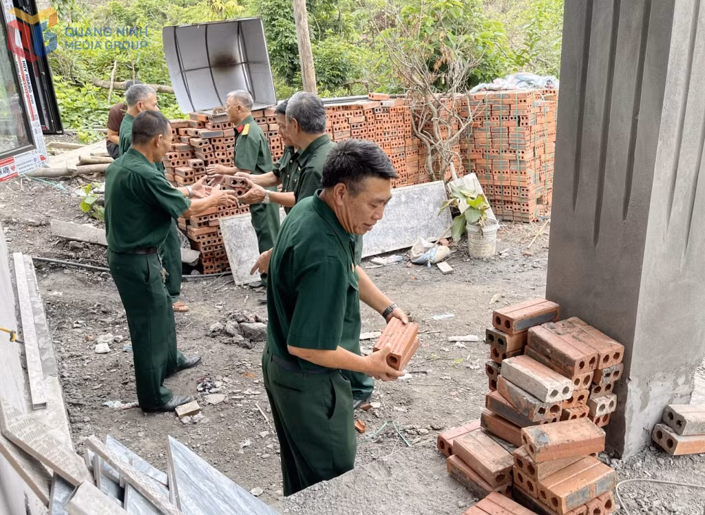 Hội CCB phường Hà Tu hỗ trợ xây dựng nhà nghĩa tình đồng đội.