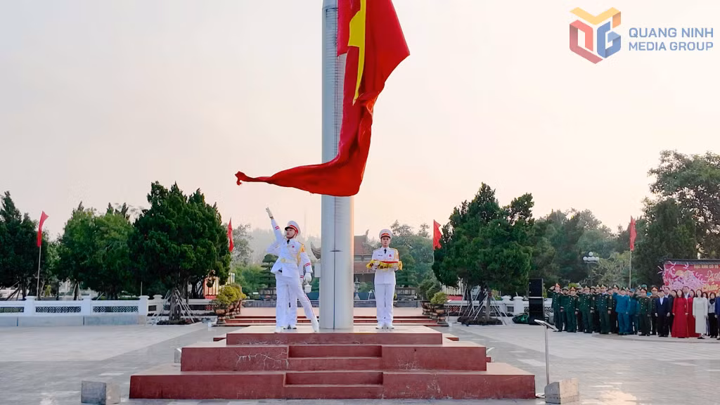 Đặc khu Cô Tô long trọng tổ chức Lễ Thượng cờ Tổ quốc tại Di tích Quốc gia đặc biệt Khu lưu niệm Chủ tịch Hồ Chí Minh trên đảo Cô Tô vào ngày 1/1/2026. Ảnh: Hoàng Phương