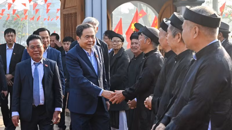 Chủ tịch Quốc hội Trần Thanh Mẫn đến dâng hương, tưởng nhớ Trưởng Ban Thường trực Quốc hội Bùi Bằng Đoàn. (Ảnh: DUY LINH)