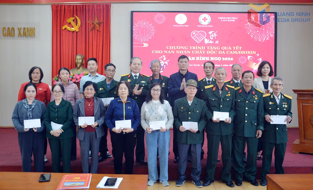 Lãnh đạo Hội Chữ thập đỏ tỉnh, Hội Nạn nhân chất độc da cam/dioxin tỉnh và nhà hảo tâm trao tặng quà Tết cho các nạn nhân chất độc da cam/dioxin trên địa bàn phường Cao Xanh.