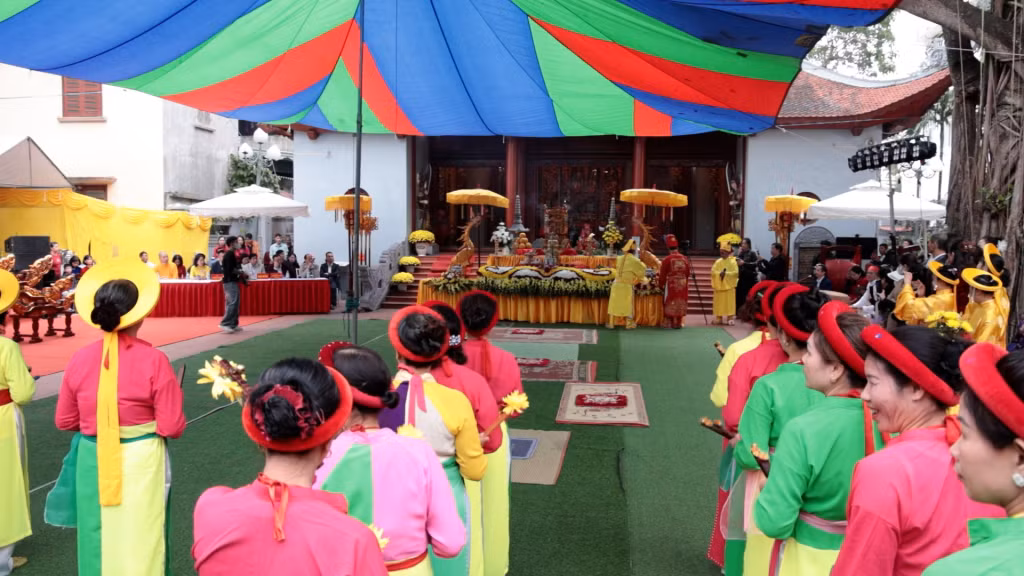 Lễ tế tại sân Đình Trới.