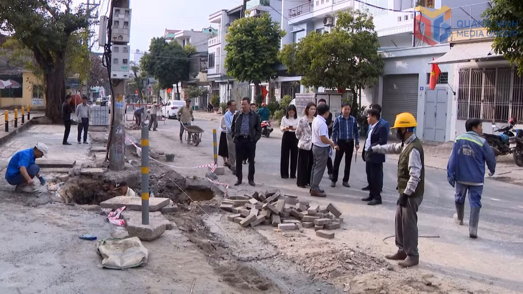 Lãnh đạo phường Cao Xanh kiểm tra tiến độ các dự án trên địa bàn phường.