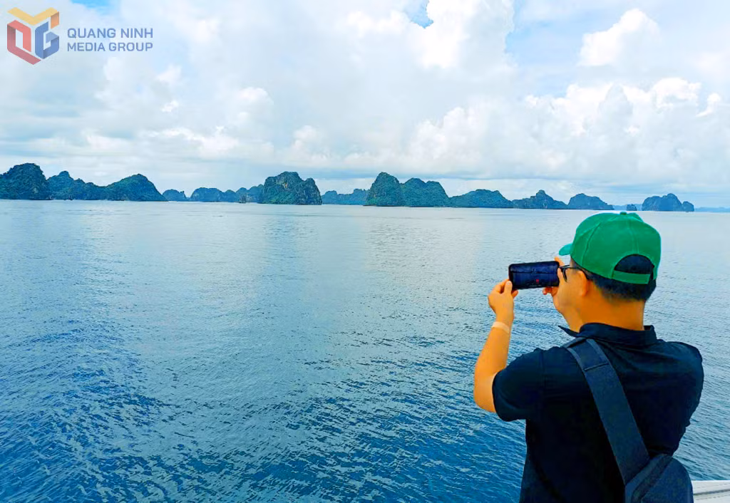 Cảnh đẹp, sự hùng vĩ của Bái Tử Long dễ làm say lòng du khách.