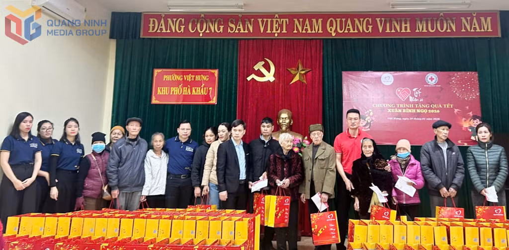 Lãnh đạo Hội Chữ thập đỏ tỉnh, Quỹ Thiện tâm và phường Việt Hưng trao tặng quà Tết cho các đối tượng có hoàn cảnh khó khăn nhân dịp Tết Nguyên đán Bính Ngọ 2026.
