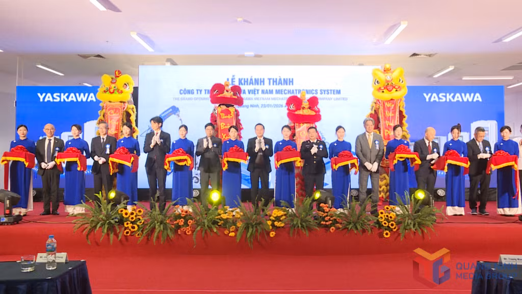 Các đại biểu thực hiện nghi thức cắt băng khánh thành Dự án. 