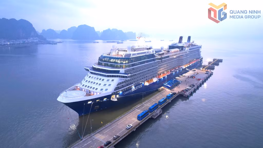 Quảng Ninh đón hơn 3.000 du khách tàu biển từ tàu Celebrity Solstice cập cảng tàu khách quốc tế Hạ Long đến 