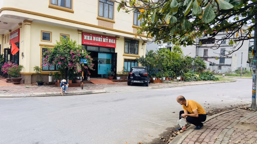 Cán bộ kỹ thuật Công ty CP Xây dựng công trình 507 khảo sát, lập phương án thiết kế, cải tạo tuyến đường bị úng ngập cục bộ.