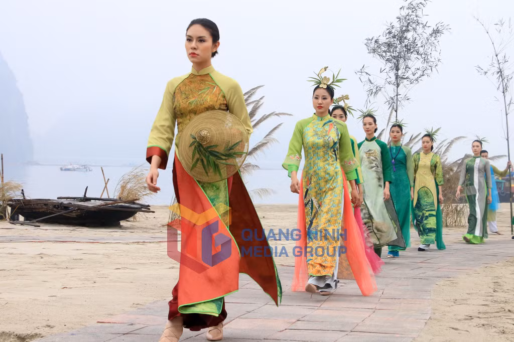 Bộ sưu tập Rừng trúc Yên Tử của NTK Trần Thiện Khánh tại Festival Áo dài Quảng Ninh 2020 (12-2020). Ảnh: Nguyễn Dung