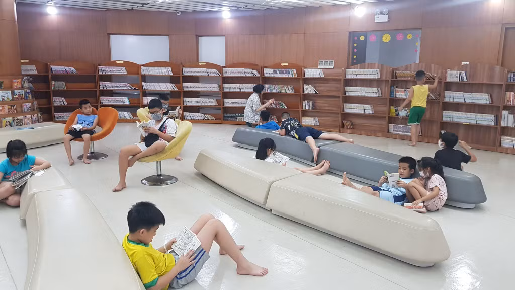 Thư viện tỉnh thu hút đông đảo thanh thiếu nhi tới đọc sách.