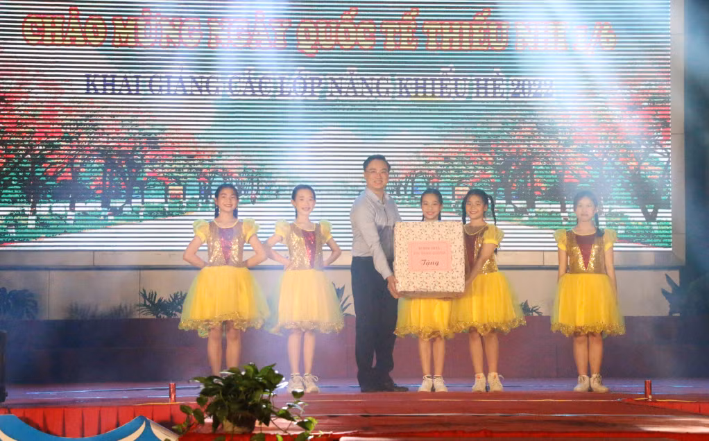 Đồng chí Hoàng Văn Hải, Bí thư Tỉnh Đoàn, trao tặng quà cho các em thiếu nhi nhân ngày Quốc tế thiếu nhi 1/6.