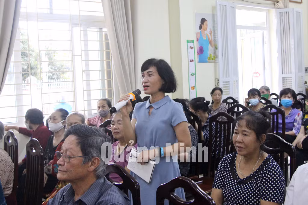 Cử tri khu 3, phường Hồng Hà, TP Hạ Long, tham gia ý kiến đối với những người ứng cử (4-2021). Ảnh: Thu Chung