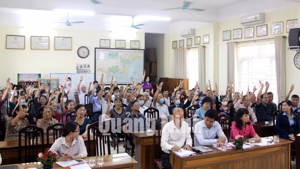 100% cử tri khu 3, phường Hồng Hà, TP Hạ Long, tham dự hội nghị biểu quyết nhất trí giới thiệu 4 người ứng cử (4-2021). Ảnh: Thu Chung