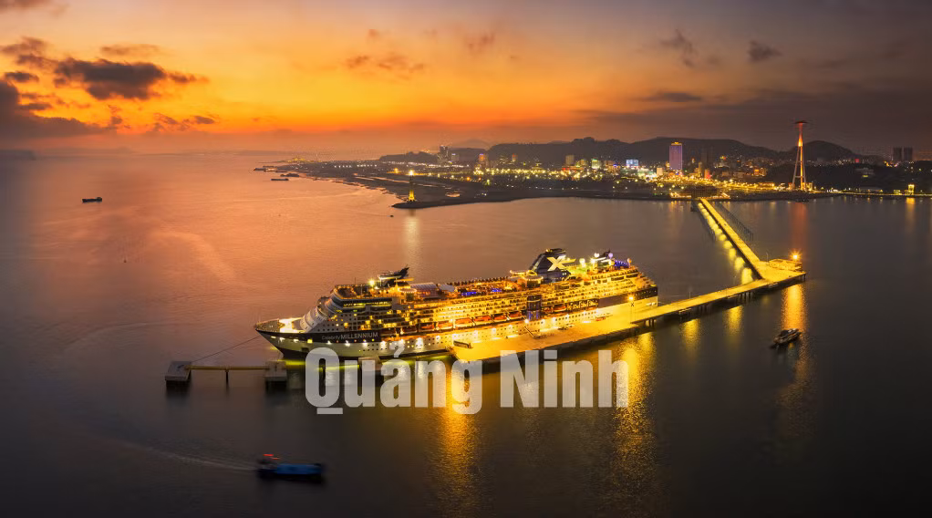 Tàu biển du lịch Celebrity Millennium cập Cảng tàu khách quốc tế Hạ Long (12-2018). Ảnh: Nguyễn Thành Chung