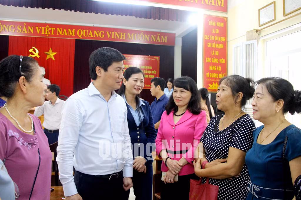 Chủ tịch UBND tỉnh Nguyễn Tường Văn, trò chuyện với nhân dân khu 3, phường Hồng Hà, TP Hạ Long (4-2021). Ảnh: Thu Chung
