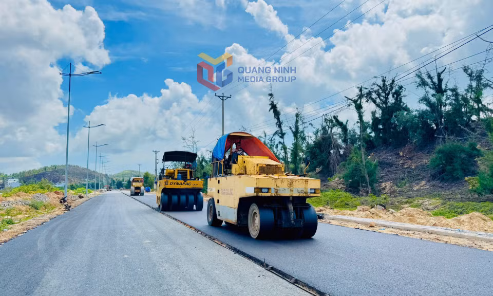 Đơn vị nhà thầu đang thi công thảm nhựa asphalt dự án cải tạo, nâng cấp tuyến đường trục chính Minh Châu - Quan Lạn. Ảnh: Mạnh Trường