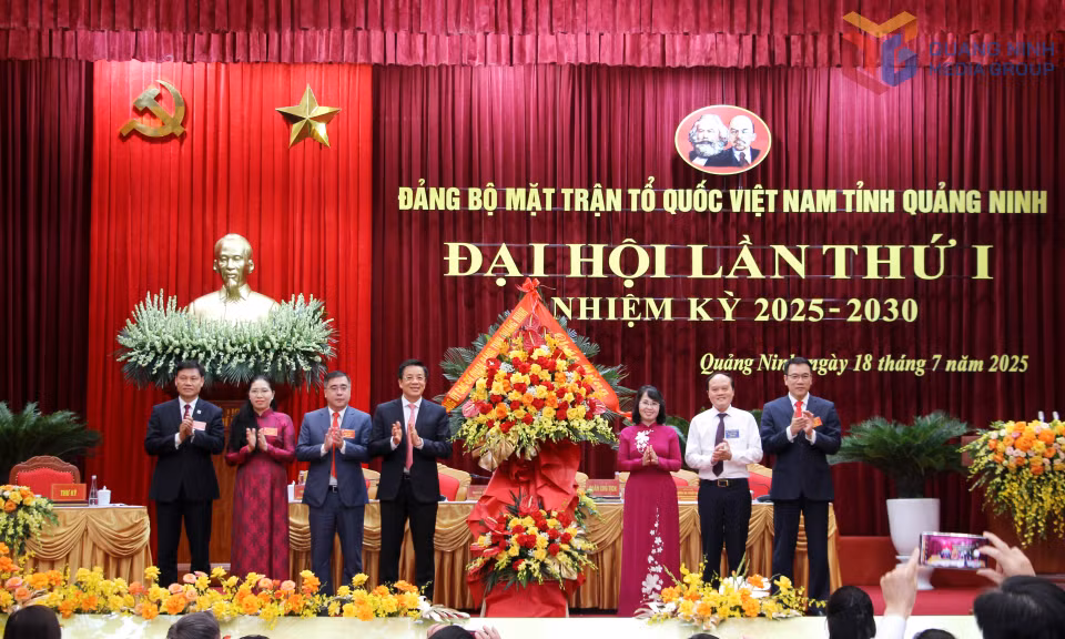 Đồng chí Trịnh Thị Minh Thanh, Phó Bí thư Thường trực Tỉnh ủy, Chủ tịch HĐND tỉnh, Bí thư Đảng ủy các cơ quan Đảng tỉnh tặng hoa chúc mừng đại hội.