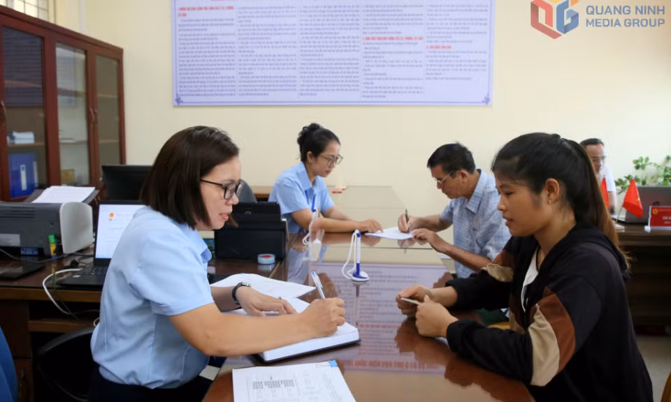 Cán bộ Trung tâm Phục vụ hành chính công xã Hải Hoà hướng dẫn người dân giải quyết TTHC.