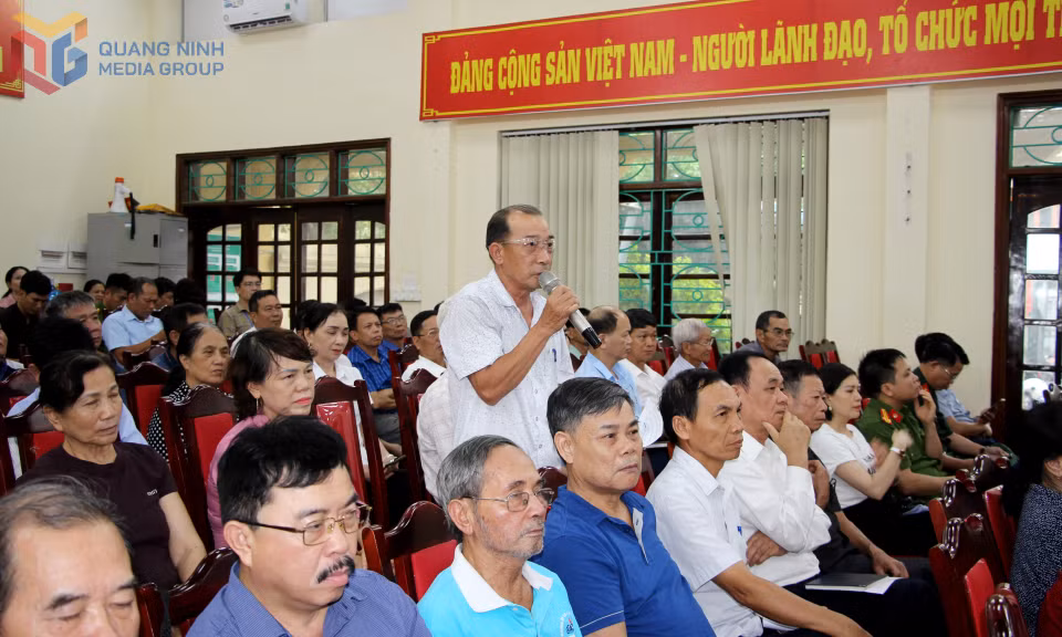 Cử tri phường Vàng Danh (TP Uông Bí) trình bày ý kiến tại hội nghị tiếp xúc cử tri, tháng 6/2025. Ảnh: Mạnh Trường