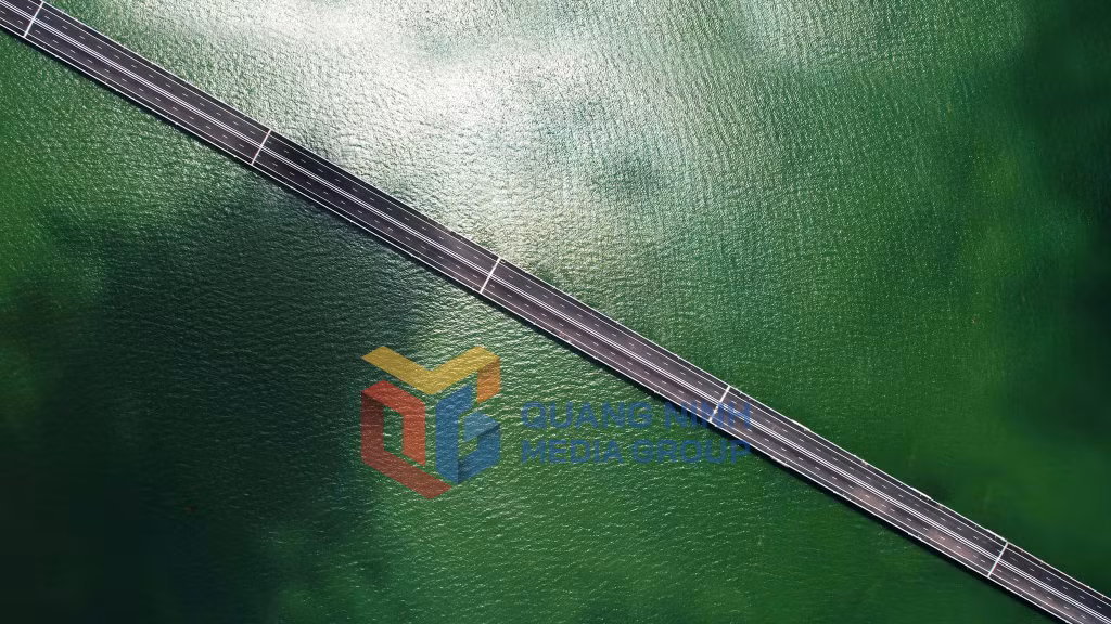 Cao tốc Vân Đồn - Móng Cái chạy qua biển (8-2022). Ảnh: Đỗ Phương