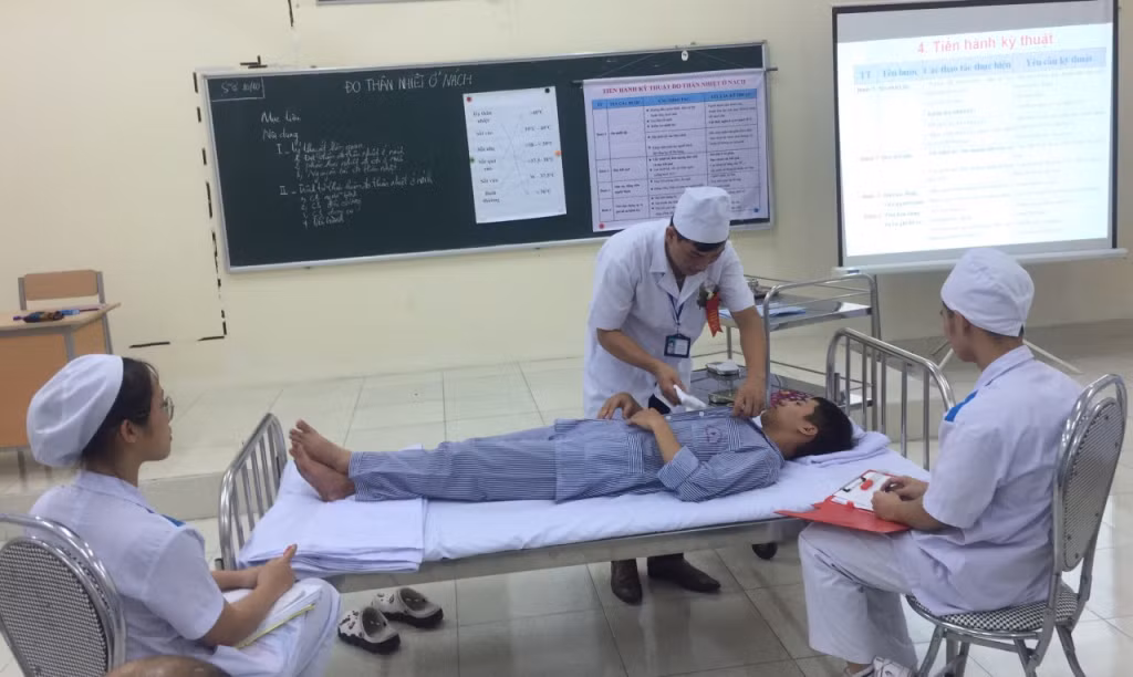 Nhà giáo Đỗ Văn Doanh (người đứng) trong một giờ giảng dạy tại Trường Cao đẳng Y tế Quảng Ninh.