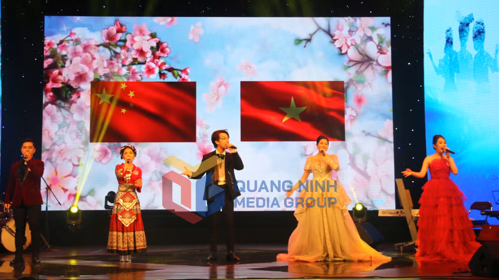 5 thí sinh Việt Nam tham dự vòng thi chung kết quốc tế cuộc thi thể hiện ca khúc Việt Nam - Trung Hoa (12-2022). Ảnh: Nguyễn Dung