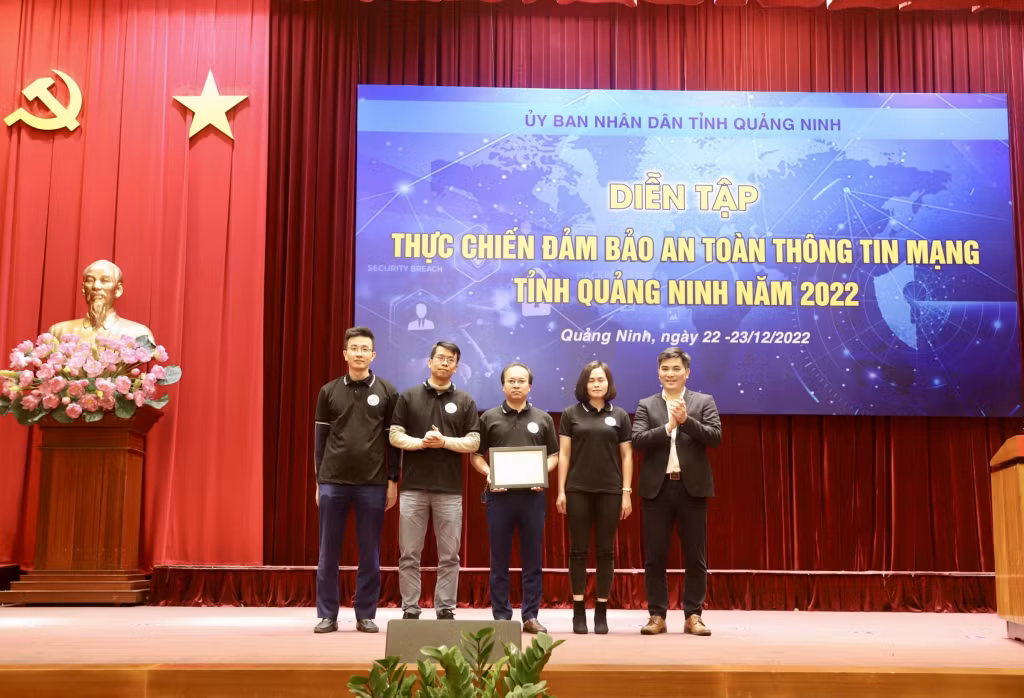 Lãnh đạo Cục An toàn thông tin (Bộ TT&amp;TT) trao giải Nhì cho đội tấn công số 8.