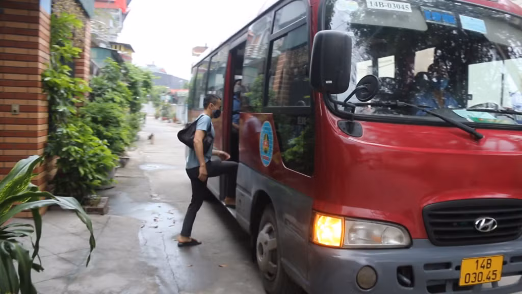 Thợ lò Phạm Văn Hào, Công ty Than Mạo Khê đón xe đi làm hàng ngày.