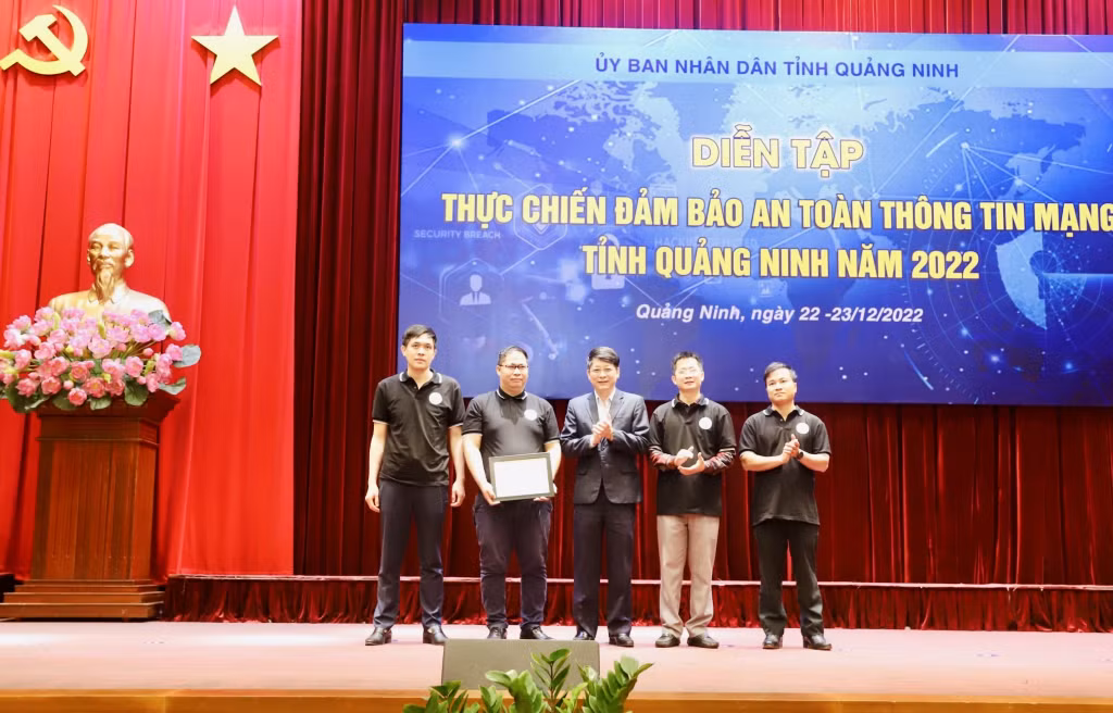 Lãnh đạo Sở TT&amp;TT tỉnh trao giải Nhất cho đội tấn công số 4.