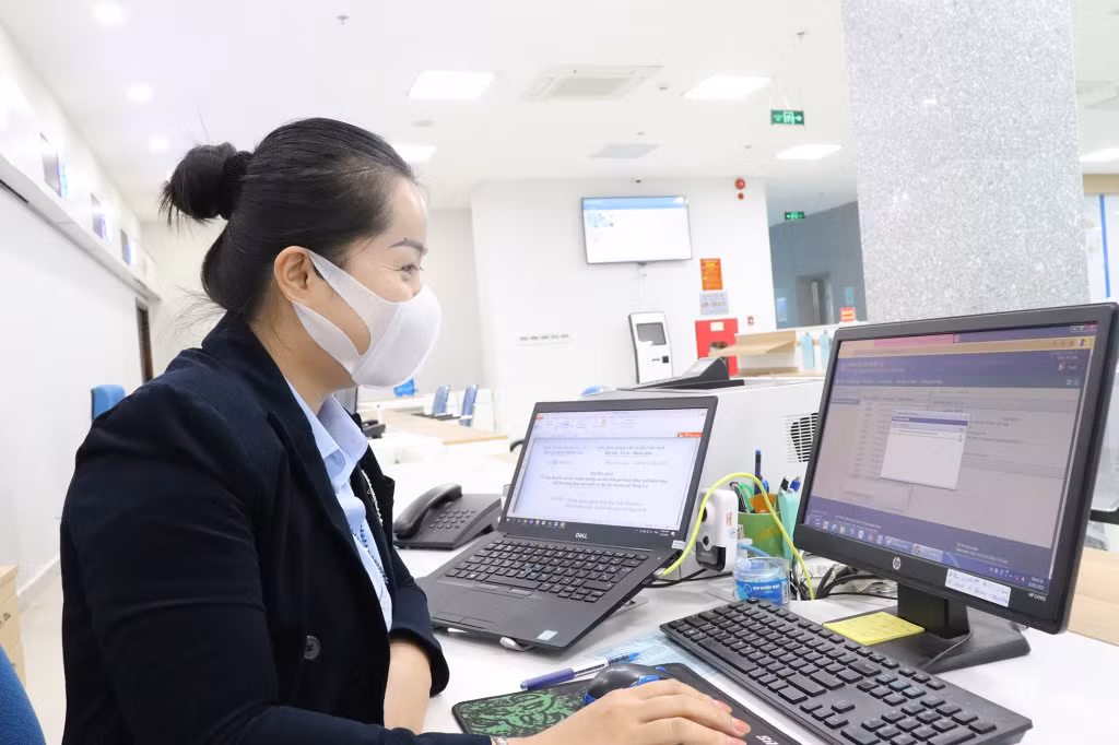 Cán bộ Trung tâm Phục vụ hành chính công tỉnh ứng dụng chữ ký số để xử lý hồ sơ TTHC 5 bước trên môi trường điện tử.