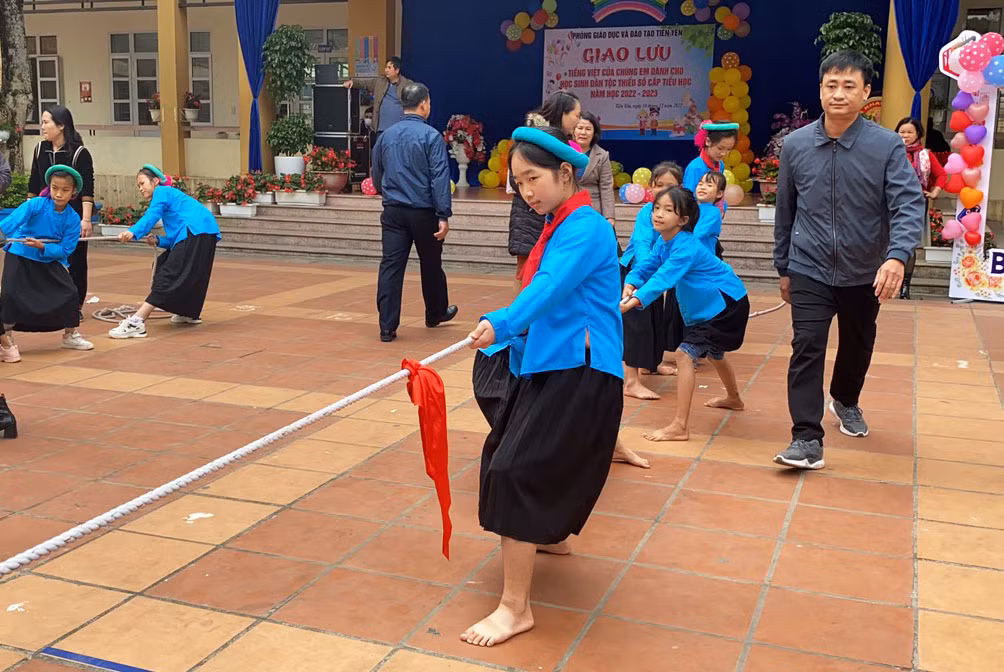 Các đội tham gia thi kéo co.
