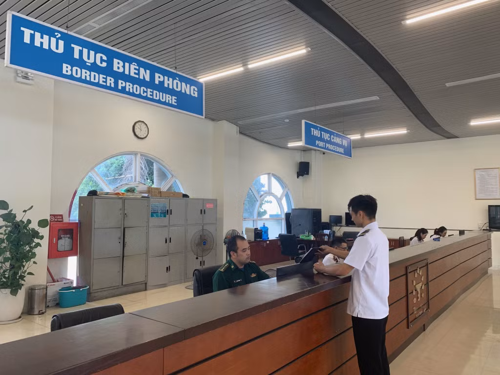 Đại úy Bùi Thế Trọng, Trạm trưởng Trạm KSBP Tuần Châu (Đồn BPCK Cảng Hòn Gai) giải quyết thủ tục biên phòng tại Cảng tàu khách quốc tế Tuần Châu.