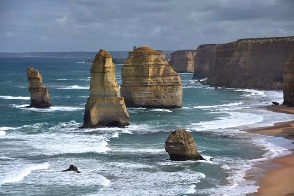 Sự chia tầng rõ ràng trong các khối đá vôi ở Port Campbell, Australia, là sản phẩm của độ lệch tâm và độ xiên của quỹ đạo Trái Đất. (Ảnh: Adriana Dutkiewicz).