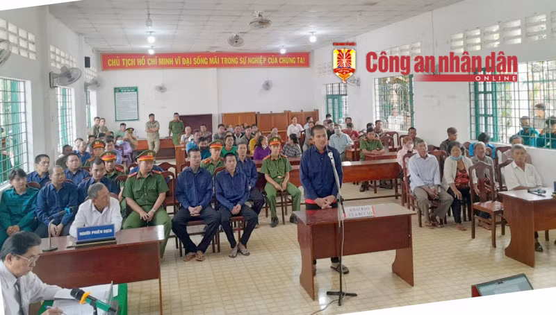 Nhóm bị cáo tại tòa.