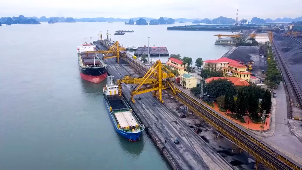 Hoạt động bốc rót than tại Cảng chính Cẩm Phả, Công ty Kho vận và Cảng Cẩm Phả