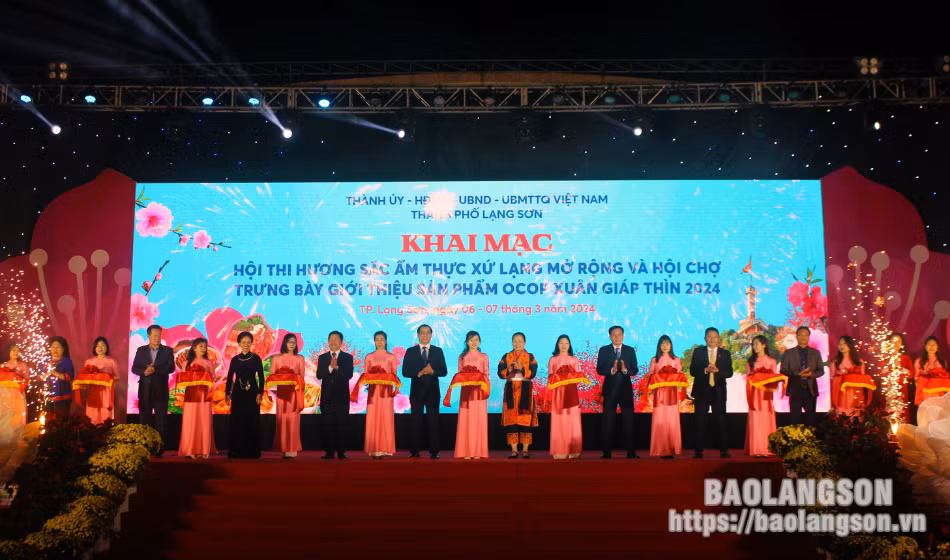 Các đại biểu thực hiện nghi thức cắt băng khai mạc hội thi “Hương sắc ẩm thực xứ Lạng” mở rộng và hội chợ trưng bày giới thiệu sản phẩm OCOP xuân Giáp Thìn 2024
