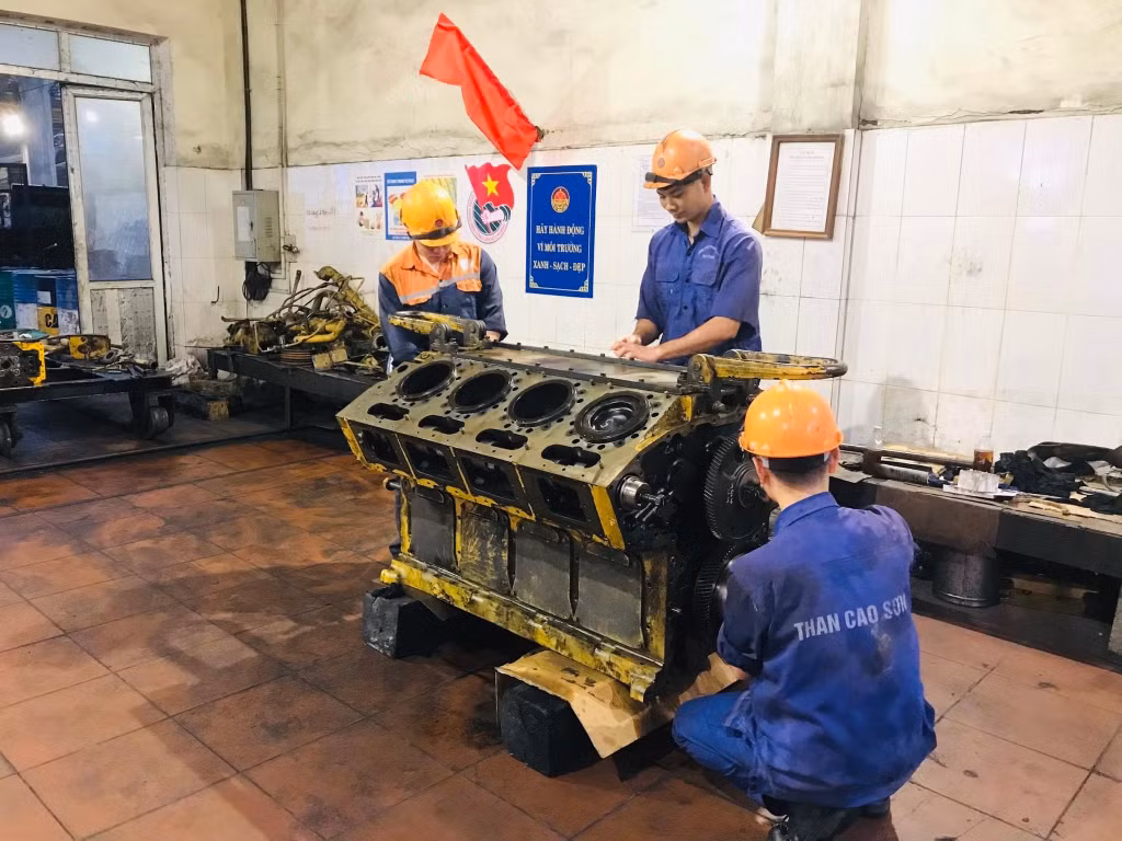 Công nhân Phân xưởng Sửa chữa số 2 (Công ty CP Than Cao Sơn) sửa chữa thiết bị.