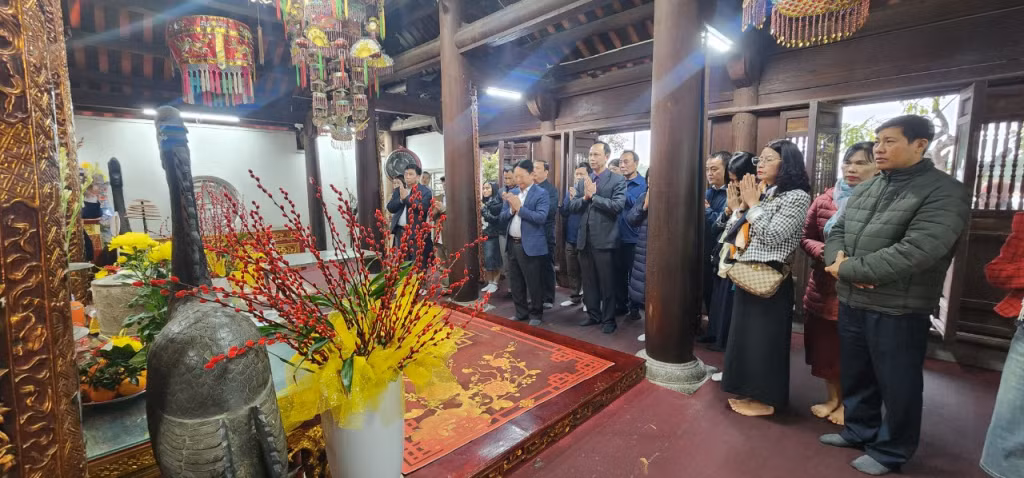 Du khách dâng hương tại đền Trần Hưng Đạo (Khu di tích Bạch Đằng, TX Quảng Yên) trong dịp đầu xuân.