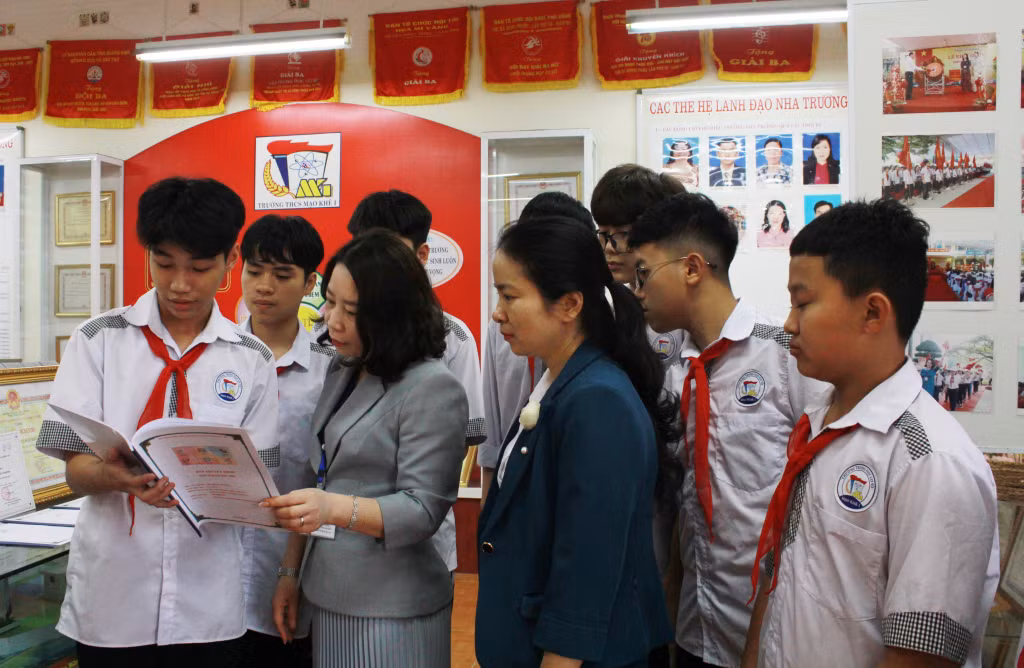 Nguyễn Hoàng Phú trình bày dự án "The Deaf People" với thầy cô và các bạn trong CLB Tin học của nhà trường.