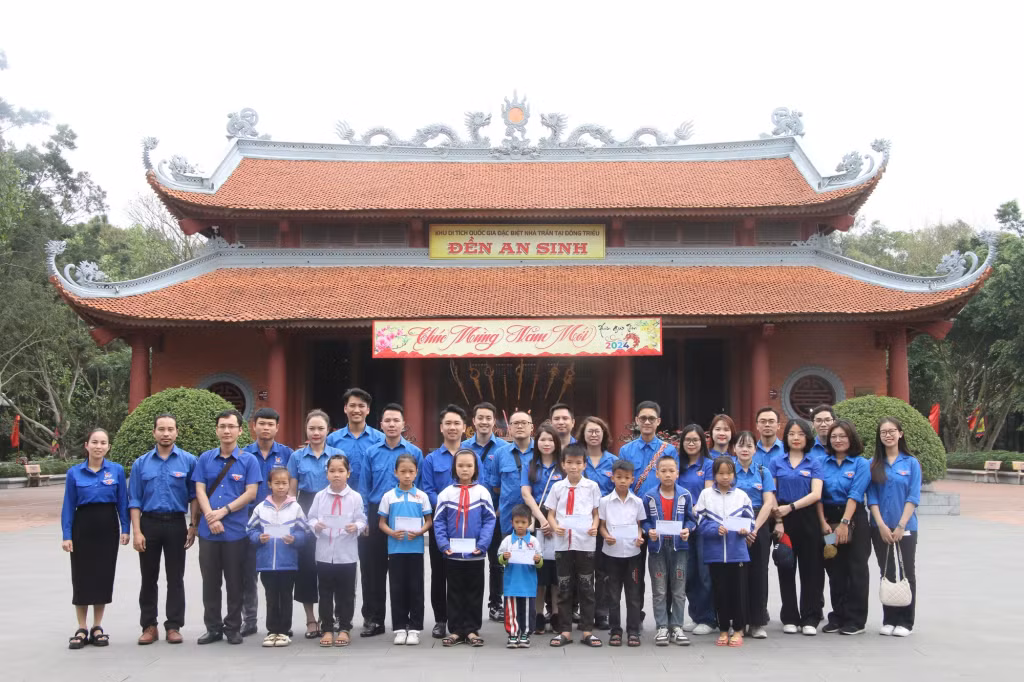 Nhân dịp này, đoàn đã trao 10 phần quà cho 10 trẻ em có hoàn cảnh khó khăn tại xã An Sinh, tổng trị giá 3 triệu đồng.